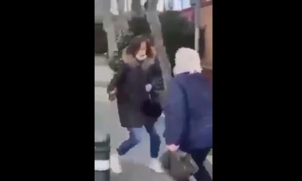 Ηλικιωμένη Ουκρανή στην Ιταλία γρονθοκοπεί και βρίζει ρωσόφωνες κοπέλες